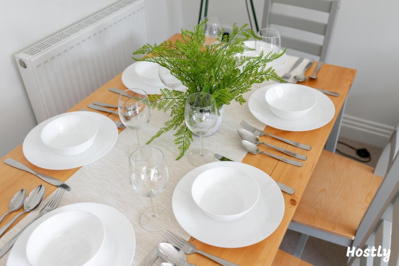 Albatross House - Comfy Home With Parking สลาว ภายนอก รูปภาพ